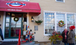 Women walking into Freeport store; Photo Credit: Lauren Witt at Visit Portland