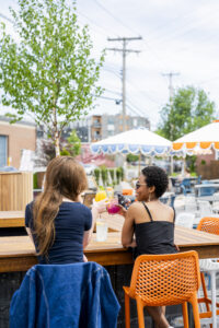 Cheers at Après. Photo Credit: Capshore Photography.