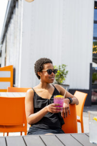 Drink at Aprés. Photo Credit: Capshore Photography.