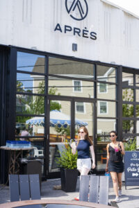 Friends at Après. Photo Credit: Capshore Photography.