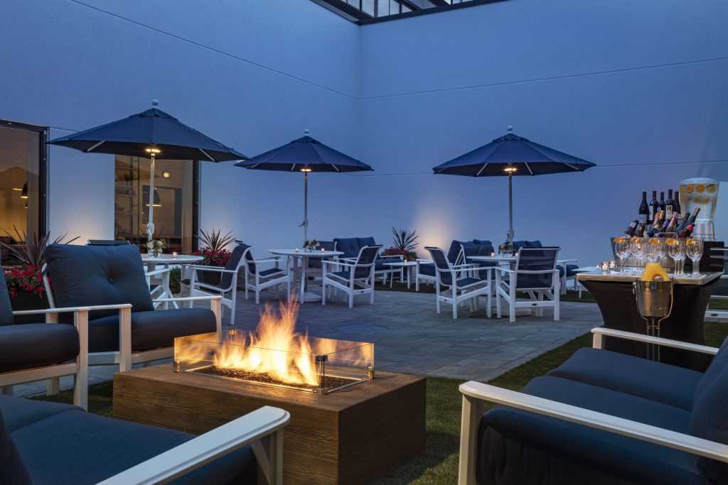 Outdoor Courtyard. Photo provided by: Portland Sheraton at Sable Oaks