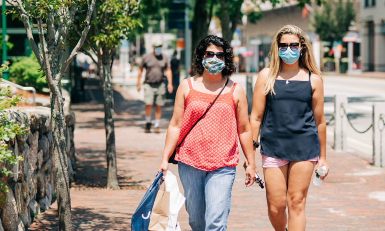Makers on Main - Photo Credit: Sharyn Peavey Photography / Shoppers wearing masks Makers on Main - Photo Credit: Sharyn Peavey Photography / Shoppers wearing masks